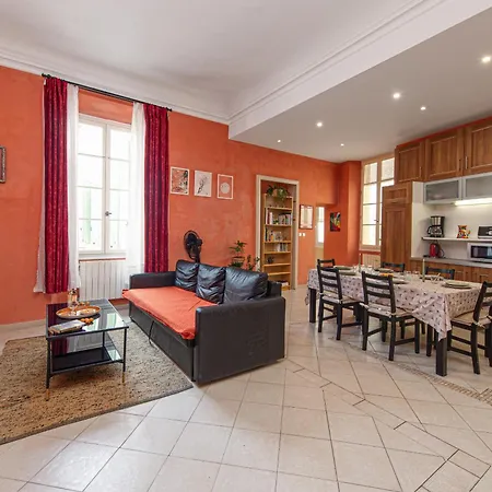 Grand Dans La Vieille Menton