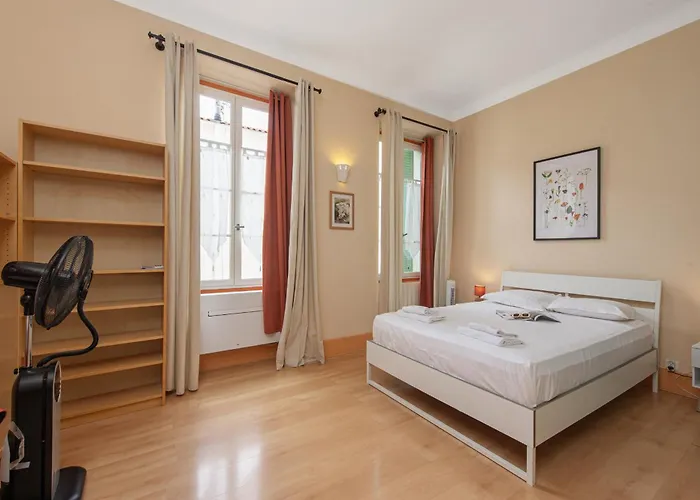 Grand Dans La Vieille * مينتون