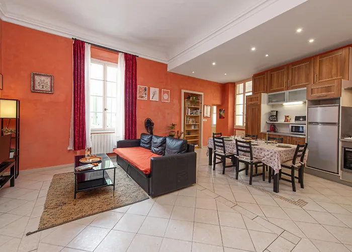 Grand Dans La Vieille مينتون